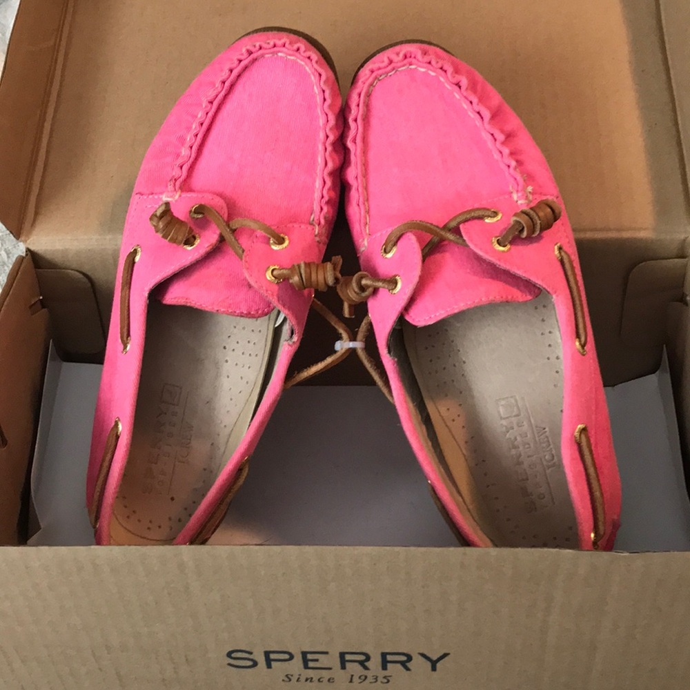 Sperry pink shoes